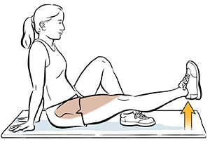 Una mujer sentada que hace el ejercicio de elevación de piernas extendidas.
